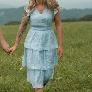 Julia Jordan Clip Foil Chiffon V-Neck Flutter Sleeve Tiered Midi Dress